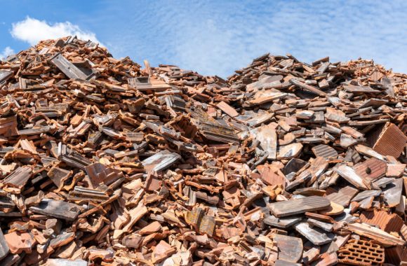 Telhas e Tijolo resultantes de Construção Civil para ser feita a Gestão de Resíduos apropriada