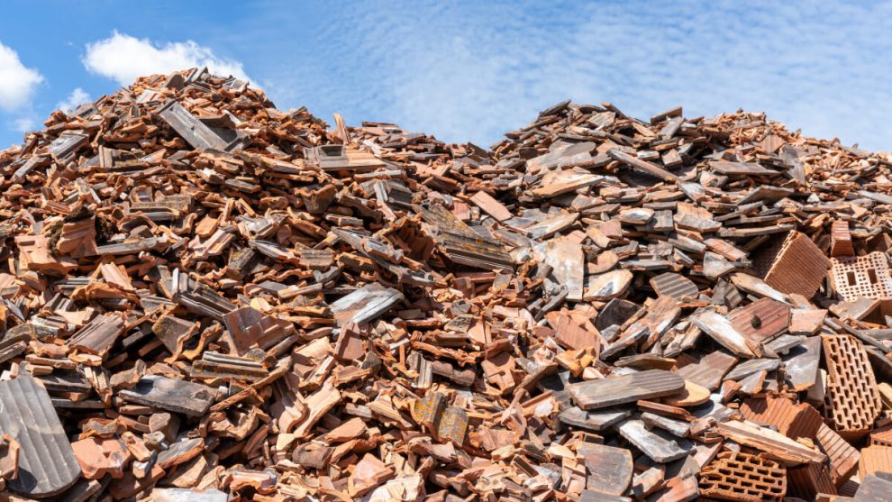 Telhas e Tijolo resultantes de Construção Civil para ser feita a Gestão de Resíduos apropriada