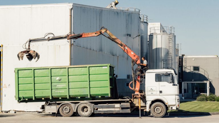 Camião com contentor “polibenne” e grifo para gestão de Resíduos Industriais