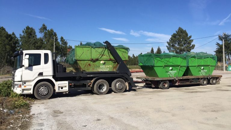 Camião com contentores “multibenne” e atrelado para gestão de Resíduos Industriais