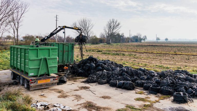 Camião com contentores “polibenne” e atrelado para gestão de Resíduos Agrícolas