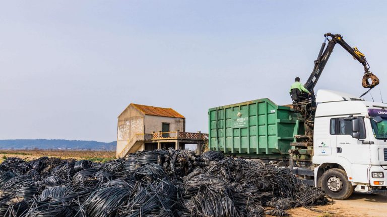 Camião com contentor “polibenne” e grifo para gestão de Resíduos Agrícolas