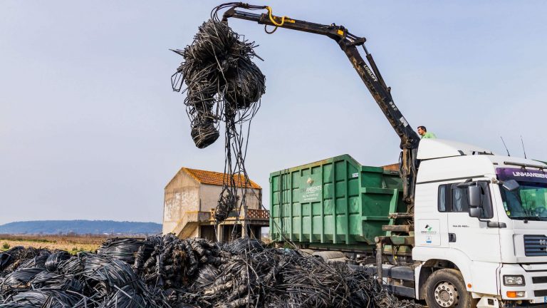 Equipamento especializado a fazer a recolha de Resíduos Agrícolas